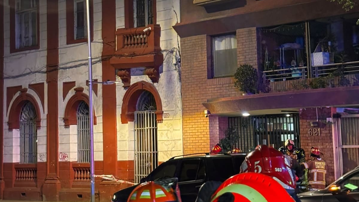 “Hay riesgo inminente”: Bomberos evacúa edificios colindantes tras violento derrumbe de histórica casona en calle Ejército