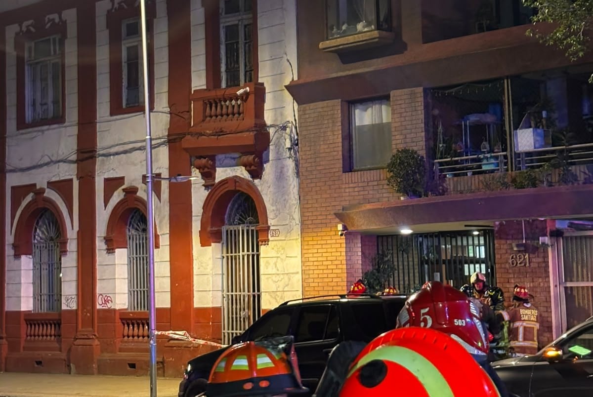 “Hay riesgo inminente”: Bomberos evacúa edificios colindantes tras violento derrumbe de histórica casona en calle Ejército