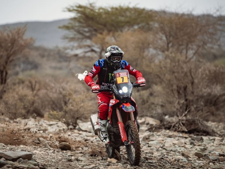 Pablo Quintanilla recupera tiempo y José Ignacio Cornejo sube en la general de las motos del Rally Dakar 2023