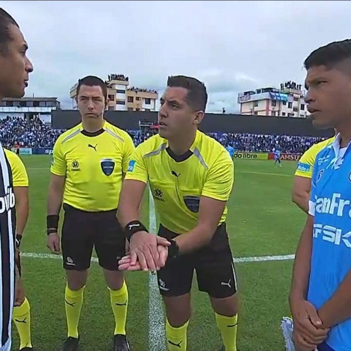 “¿Copa del Mundo o Chile?”: la insólita moneda que utilizó el juez chileno Cristián Garay y que provocó bromas en plena transmisión