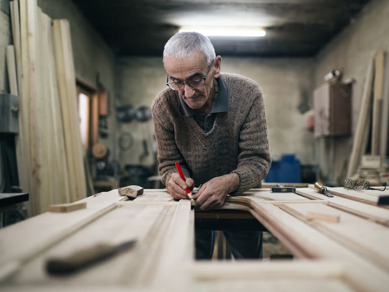 Es experta en el mercado laboral y explica por qué encontrar trabajo después de los 55 años es tan difícil en Chile