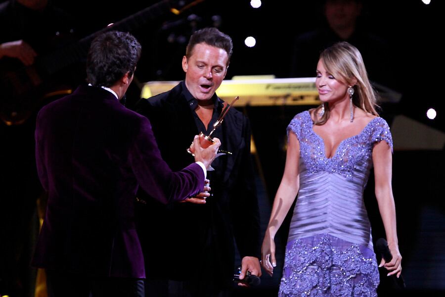Luis Miguel recibiendo su gaviota de Platino