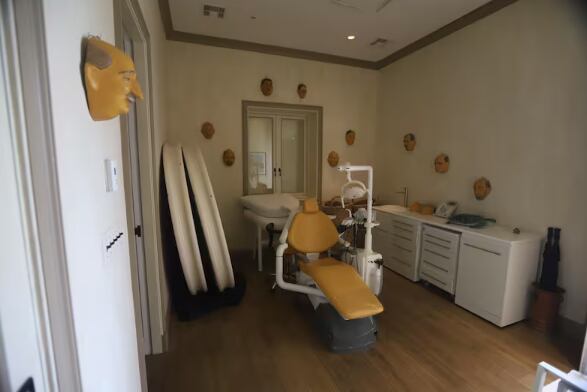 Habitación con una silla de dentista.