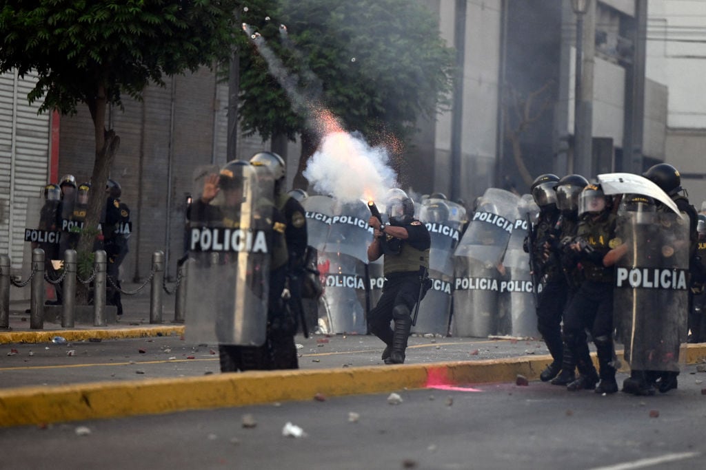 Policía peruana dispara contra los manifestantes en Lima