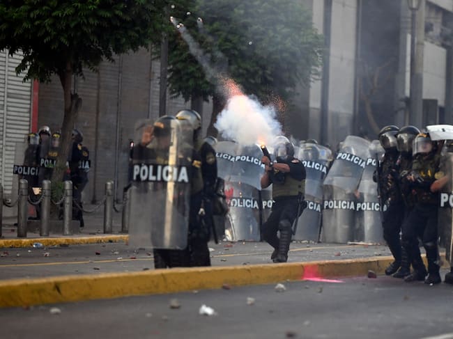 Policía peruana dispara contra los manifestantes en Lima