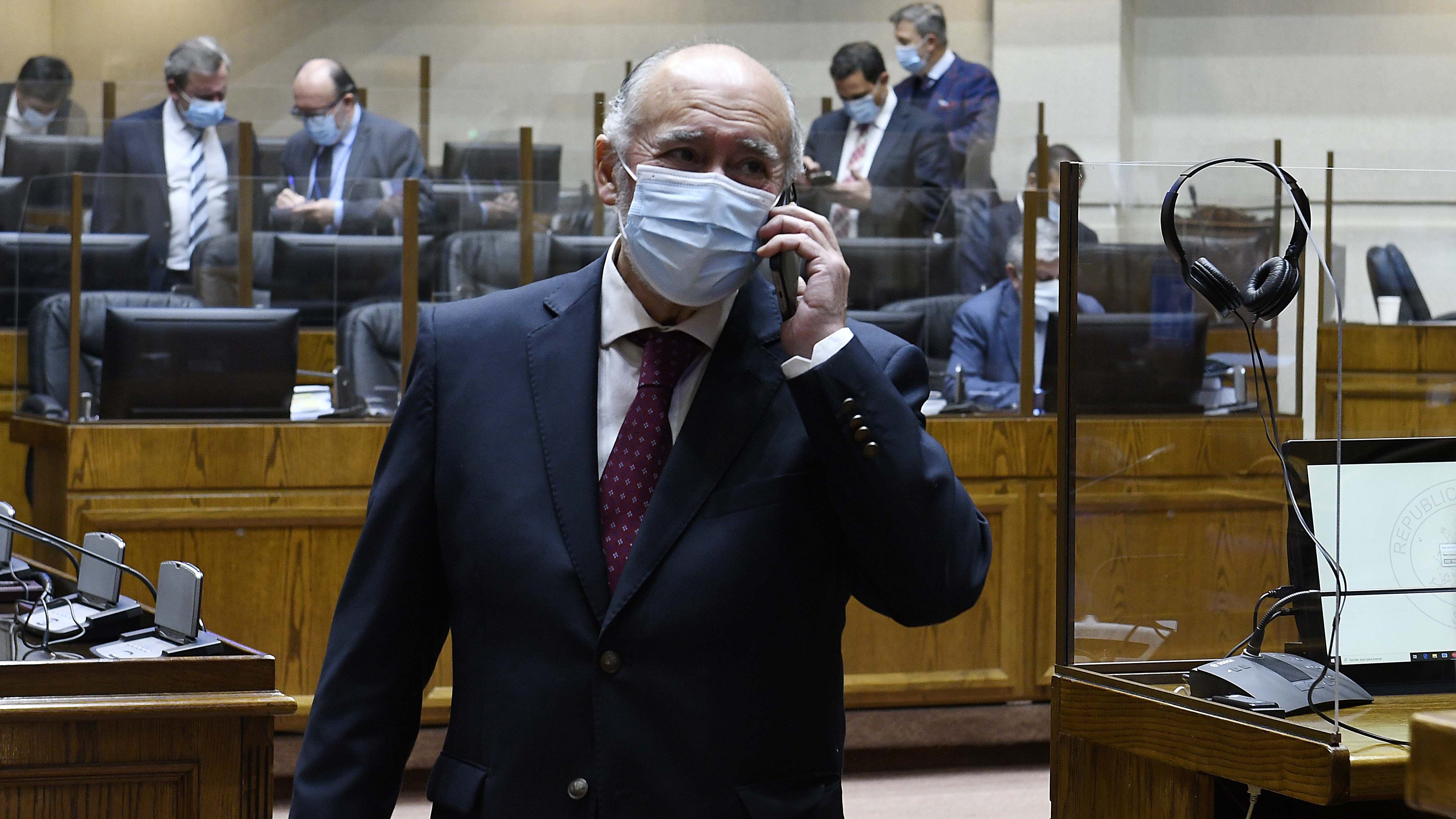 04 DE MAYO DE 2022/VALPARAISO Ivan flores habla portelefono, durante la sesión del senado en el hemiciclo
FOTO:PABLO OVALLE ISASMENDI/ AGENCIAUNO