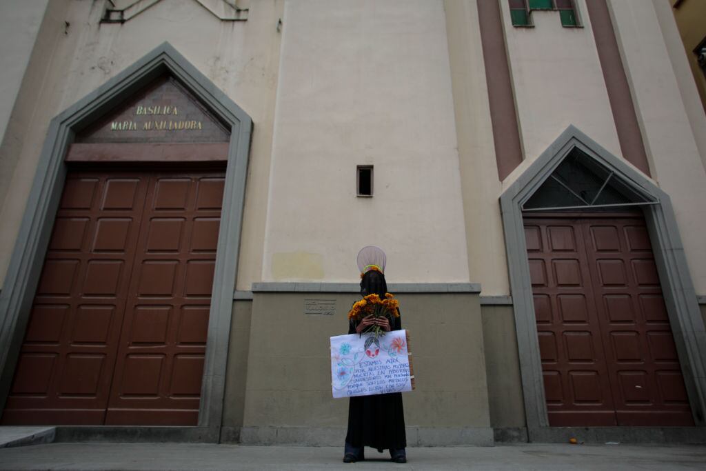 Mujer protesta frente a una iglesia católica en La Paz