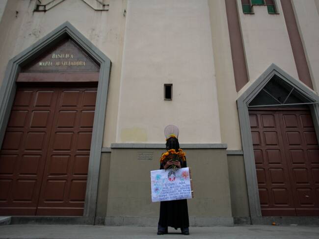 Mujer protesta frente a una iglesia católica en La Paz