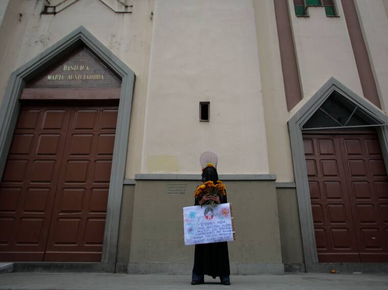 Mujer protesta frente a una iglesia católica en La Paz