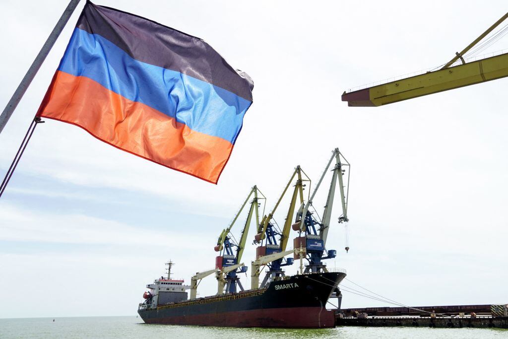 La bandera de la República de Donetsk ondea en la ciudad de Mariúpol