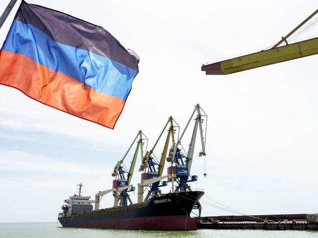 La bandera de la República de Donetsk ondea en la ciudad de Mariúpol