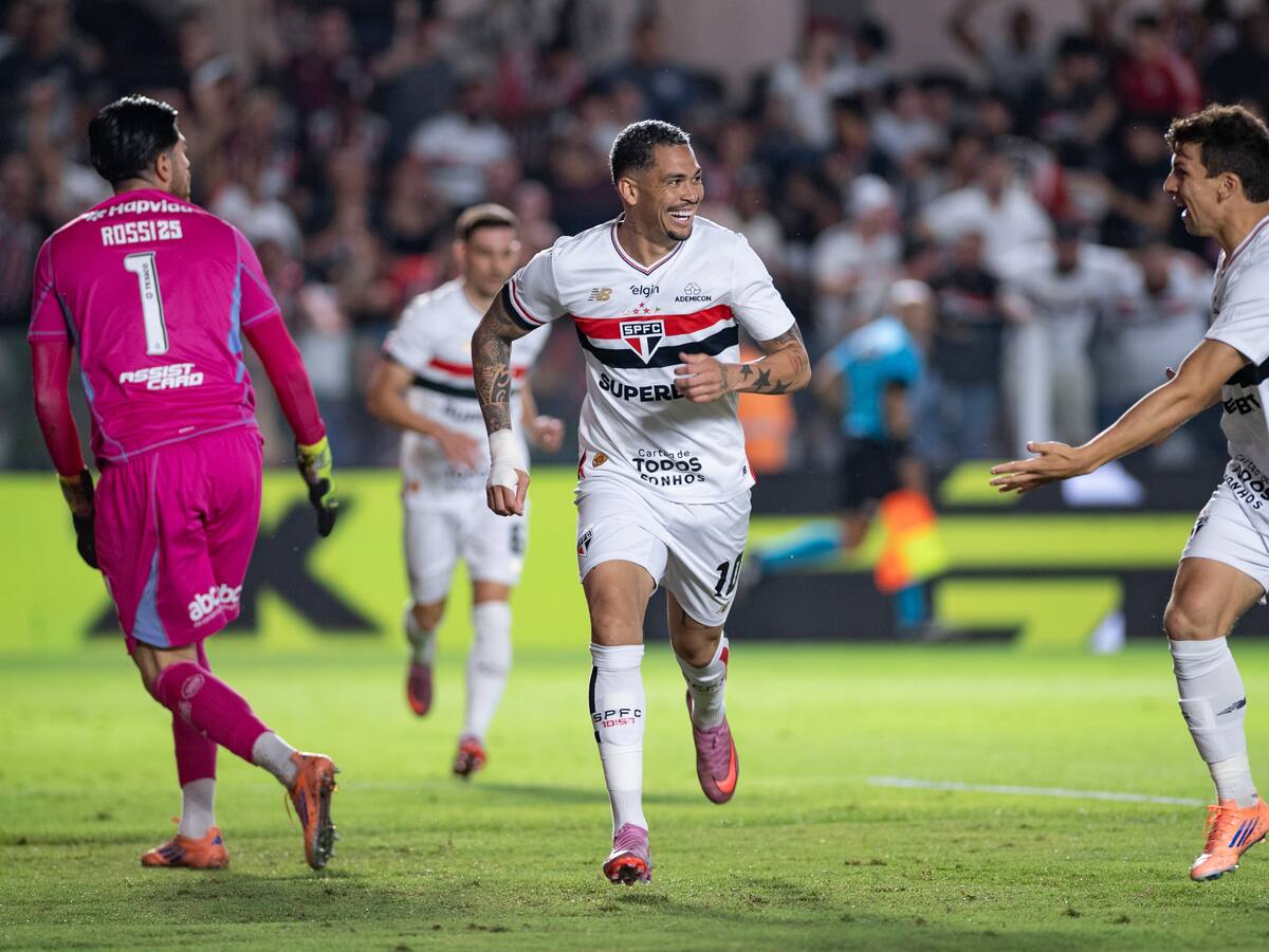 Tapia aprovecha grave error de Pulgar y aporta una asistencia en empate de São Paulo ante Flamengo