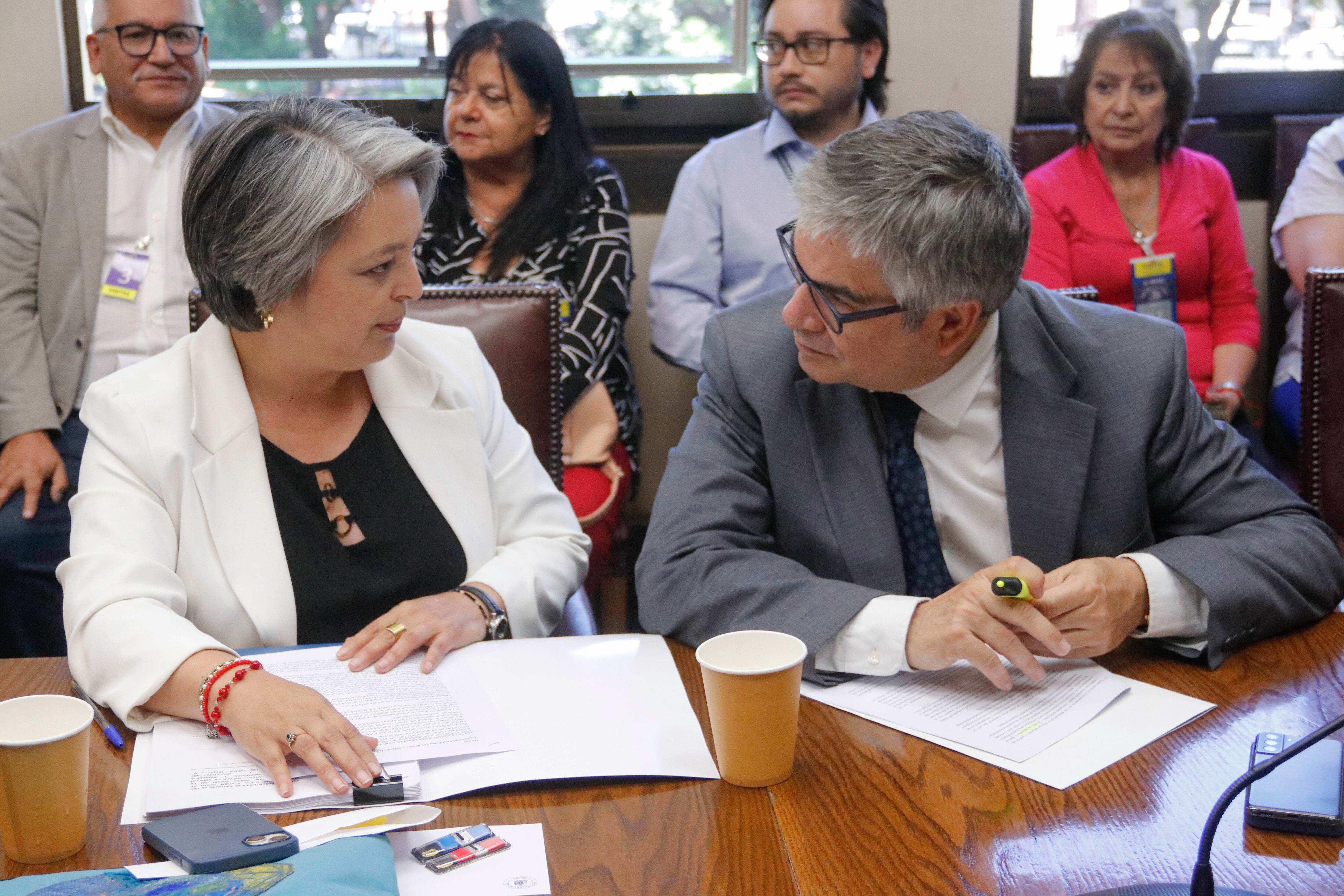 15 ENERO 2025/VALPARAISO
La Ministra del Trabajo, Jeannette Jara, conversa con el Ministro de Hacienda, Mario Marcel, previo al inicio de la comisión de trabajo.
FOTO: SEBASTIAN RIOS MORALES/AGENCIAUNO