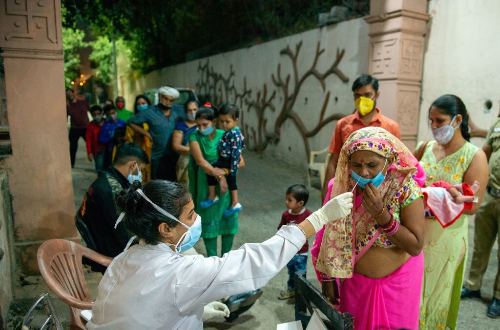 Trabajadores de la salud realizan test del Covid-19 en Nueva Delhi
