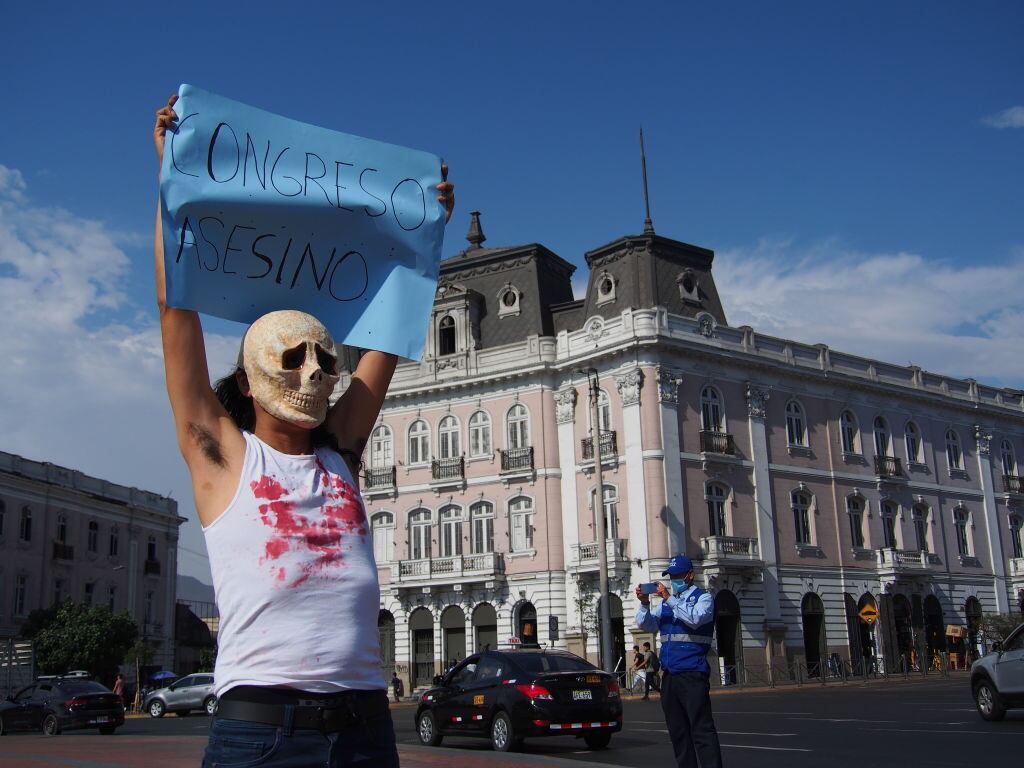 Hombre enmascarado protesta en Lima contra el congreso del Perú