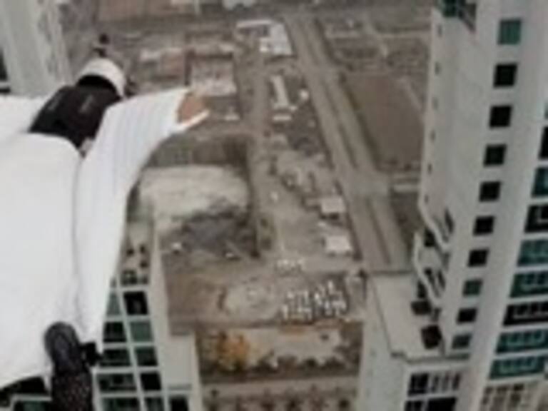 El increíble planeo de la «mujer ardilla voladora» sobre Ciudad de Panamá