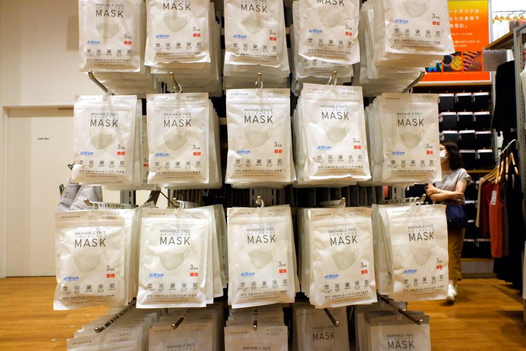 Venta de mascarillas en una tienda de Japón
