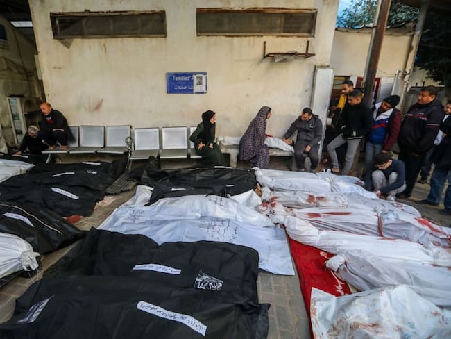 Israel deja cerca de 100 muertos tras bombardeo alrededor del hospital en Rafah y libera a dos rehenes