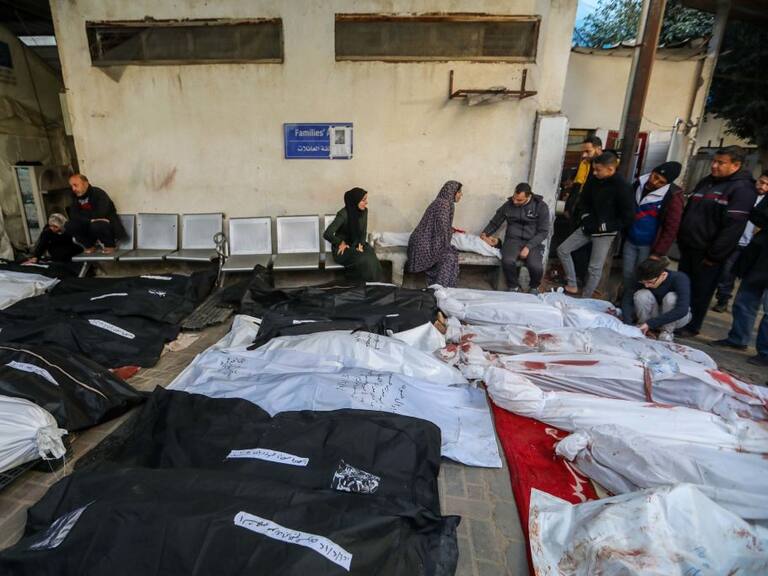 Familiares de palestinos asesinados los velan en un espacio mortuorio en la zona de Rafah en el sur de la Franja de Gaza, del territorio de Palestina.