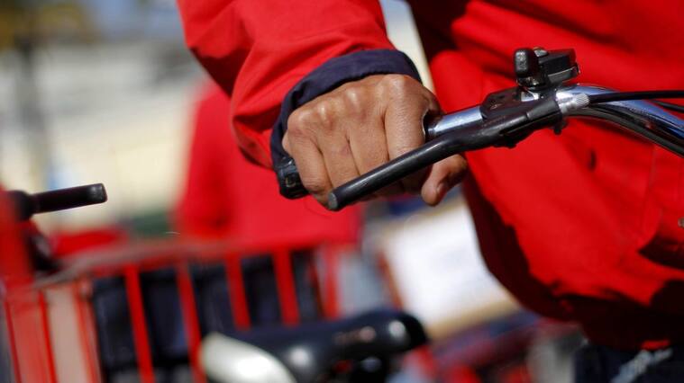 02 de agosto de 2013/ SANTIAGOFuncionarios de Correos de Chile, quienes se encuentran movilizados desde hace diez días, recorrieron en bicicleta las calles del centro de Santiago en demanda de mejoras laborales y salariales.
FOTO: VÍCTOR PÉREZ/AGENCIAUNO