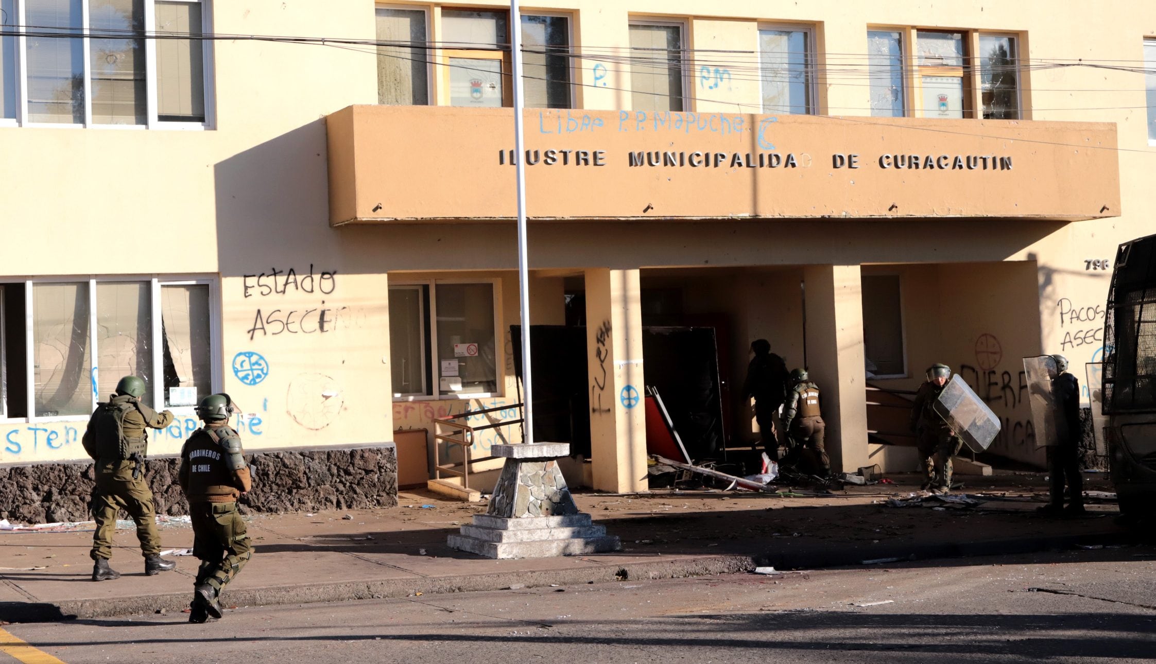 02 de Agosto de 2020/ CURACAUTINMunicipalidad de Curacautin con resguardo policial luego del desalojo a comuneros mapuche por parte de pobladores del sector y posterior detención de las personas que mantenían la tomas del municipio
FOTO: MARCOS MALDONADO / AGENCIAUNO