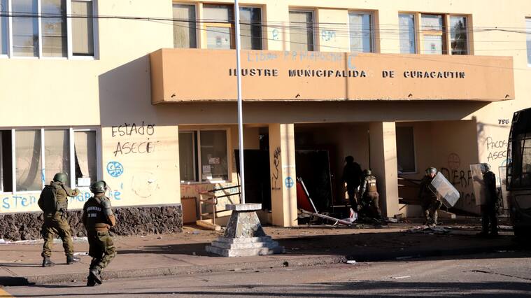02 de Agosto de 2020/ CURACAUTINMunicipalidad de Curacautin con resguardo policial luego del desalojo a comuneros mapuche por parte de pobladores del sector y posterior detención de las personas que mantenían la tomas del municipio
FOTO: MARCOS MALDONADO / AGENCIAUNO