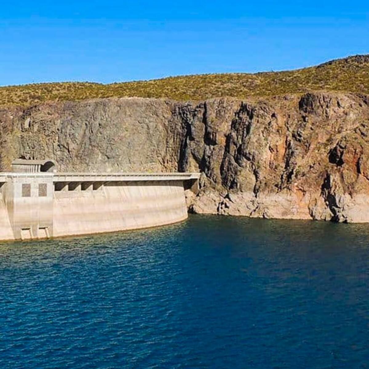 Turista chileno muere tras caer a dique en Argentina: su hermano se lanzó al agua para intentar rescatarlo