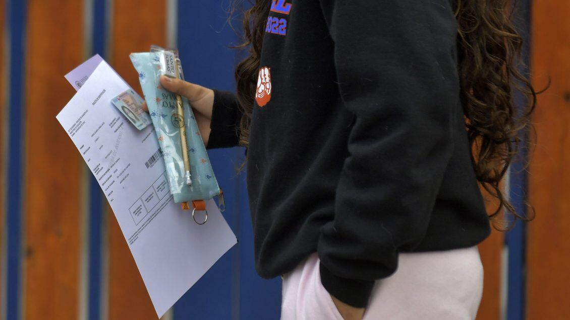04 de Julio de 2022 / IQUIQUEJóvenes llegaron hasta el Liceo Luis Cruz Martínez para rendir la Prueba de Transición de Invierno.
FOTO: CRISTIAN VIVERO BOORNES/AGENCIAUNO