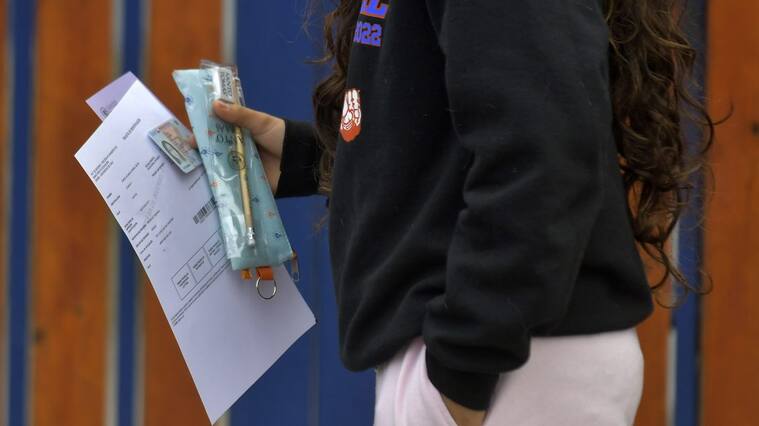 04 de Julio de 2022 / IQUIQUEJóvenes llegaron hasta el Liceo Luis Cruz Martínez para rendir la Prueba de Transición de Invierno.
FOTO: CRISTIAN VIVERO BOORNES/AGENCIAUNO