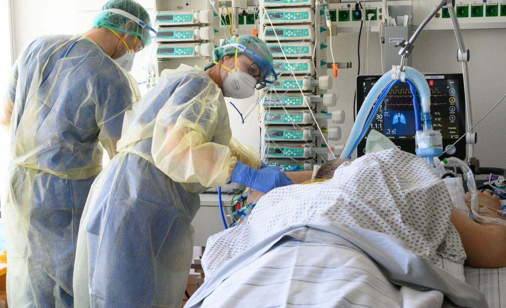 Equipo médico atiende a paciente Covid-19 en Alemania