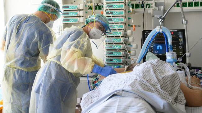 Equipo médico atiende a paciente Covid-19 en Alemania
