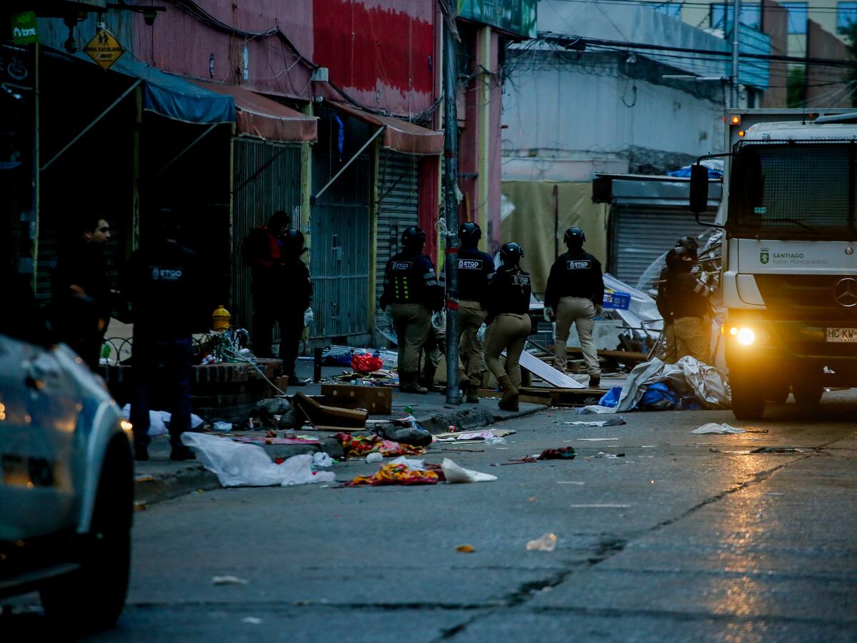 Lanzan fuegos artificiales en medio de intervención contra los “toldos azules” en Barrio Meiggs