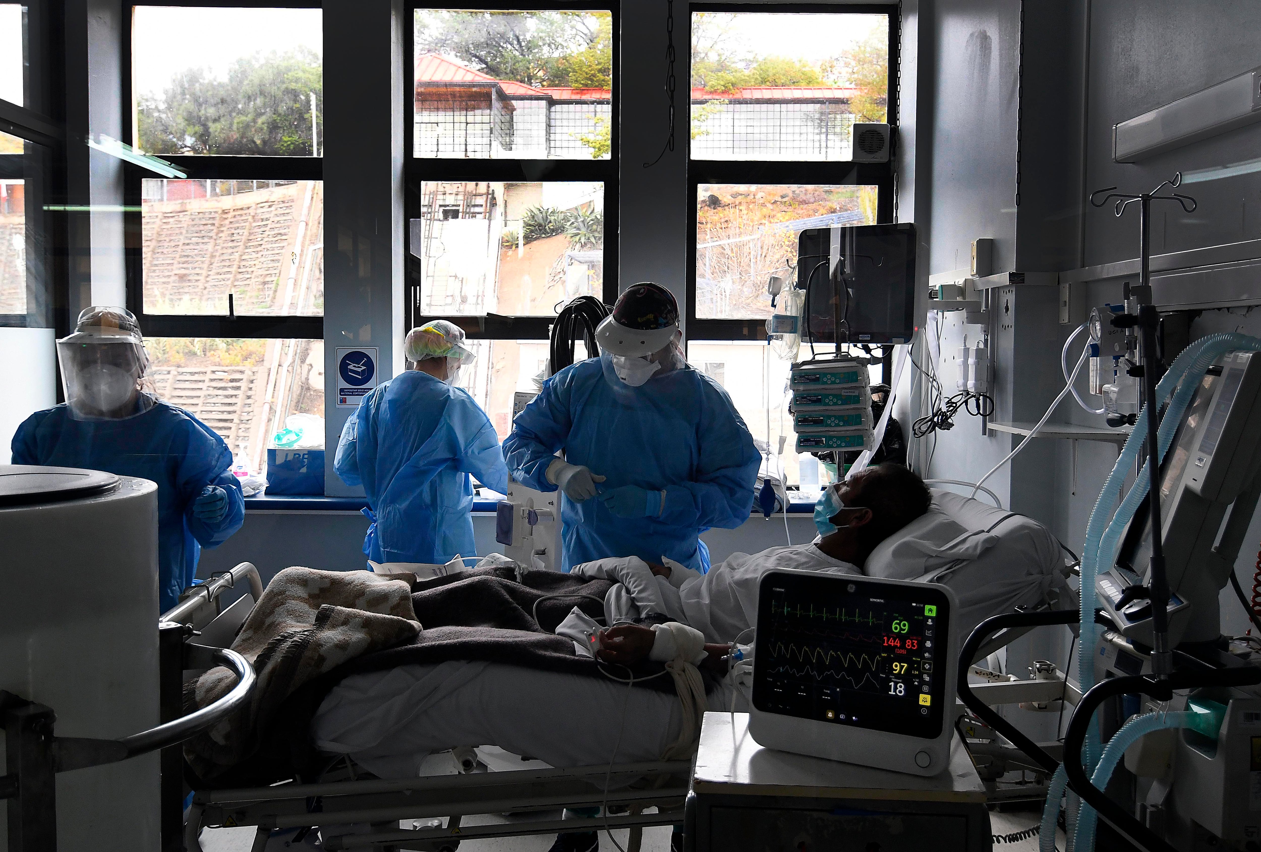 22 de JUNIO de 2020/VALPARAISOEnfermeros cuidan a pacientes en la unidad de cuidados intensivos COVID-19 (UCI) en el hospital Carlos Van Buren a una semana de la cuarentena total por la pandemia coronavirus que vive el país
FOTO: PABLO OVALLE ISASMENDI/AGENCIAUNO