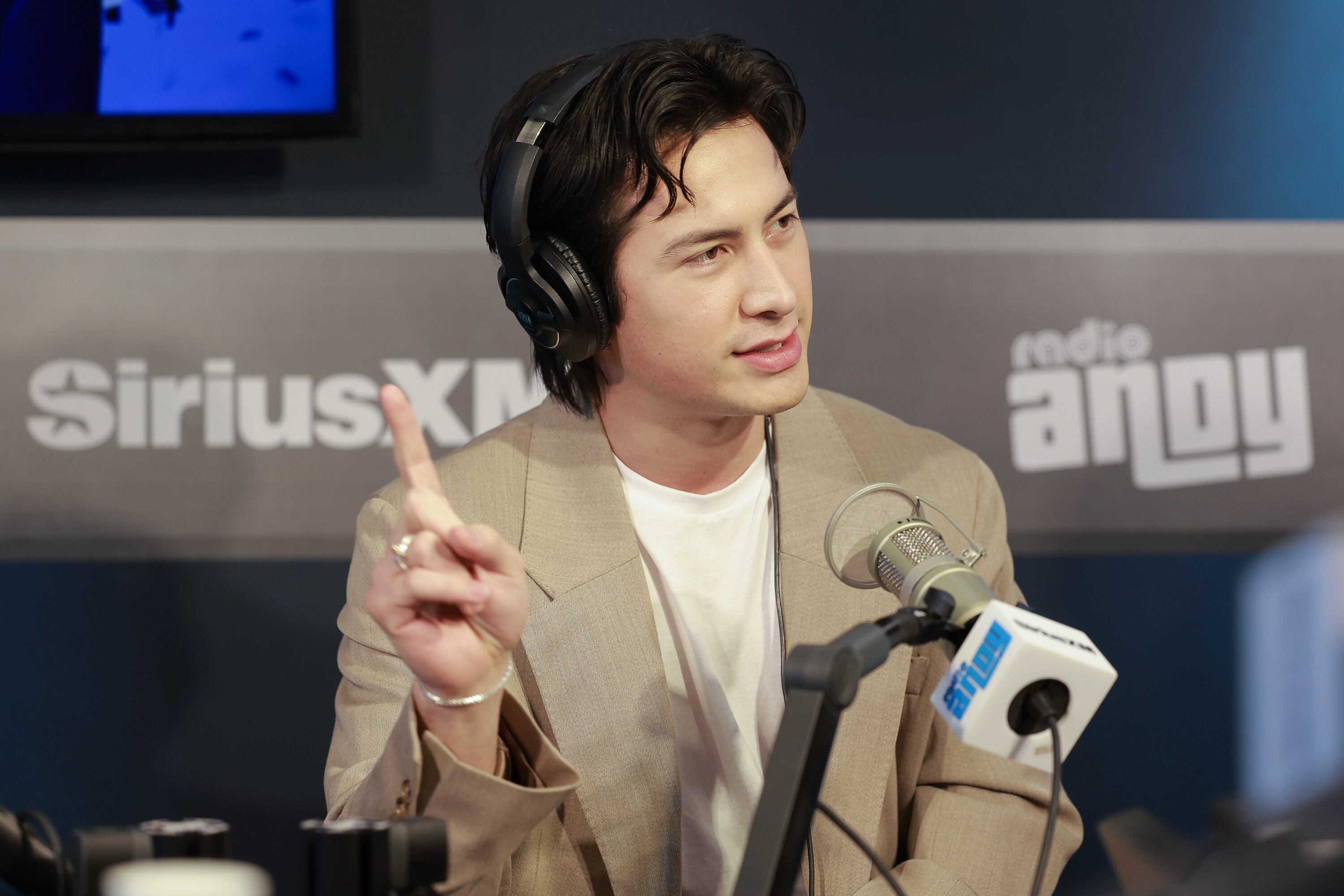 NEW YORK, NEW YORK - JANUARY 07: Hudson Williams visits SiriusXM Studios on January 07, 2026 in New York City.  (Photo by Jason Mendez/Getty Images)