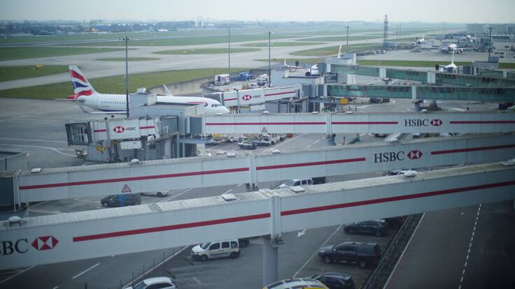 Cierran el aeropuerto con mayor tráfico aéreo de Europa por incendio y apagón: más de 1.300 vuelos están afectados
