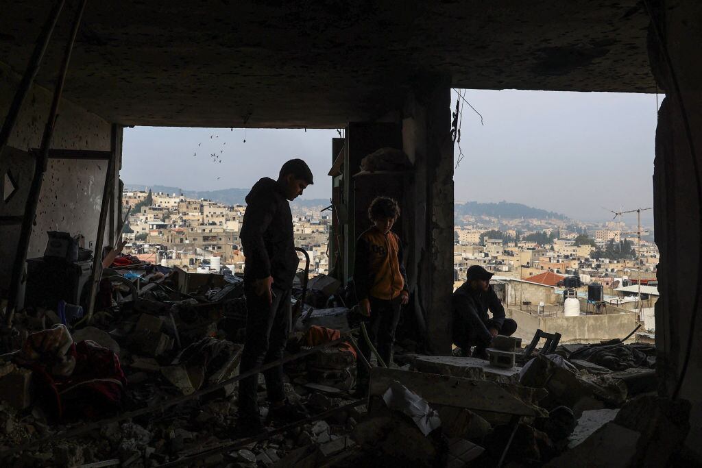 Familias observan la destrucción de sus viviendas por los ataques militares de Israel en contra de la Franja de Gaza en Palestina