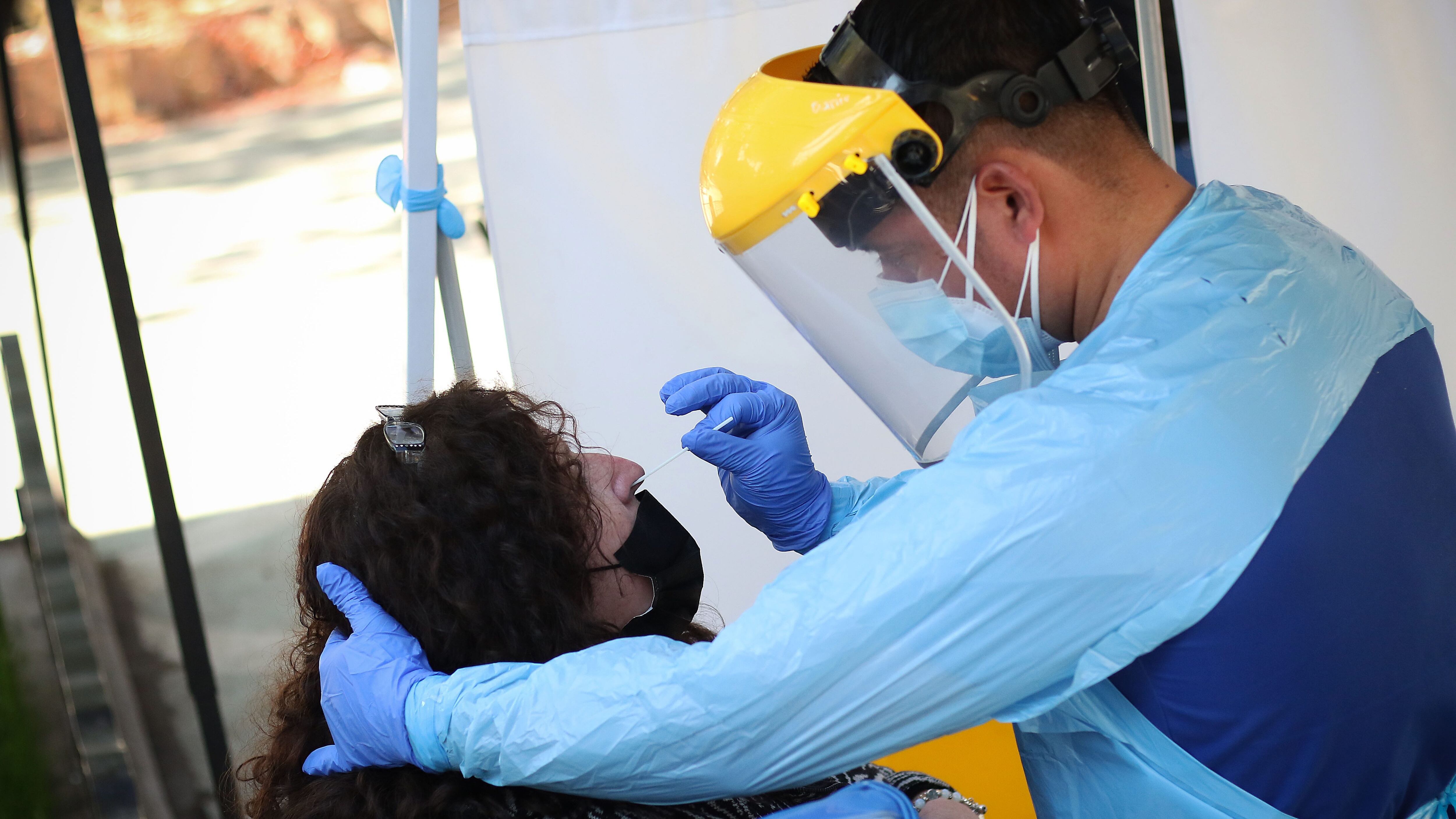 Covid-19 en Chile: positividad nacional alcanzó su nivel más bajo desde el inicio de la pandemia