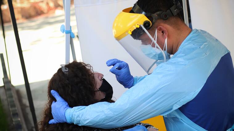 Covid-19 en Chile: positividad nacional alcanzó su nivel más bajo desde el inicio de la pandemia