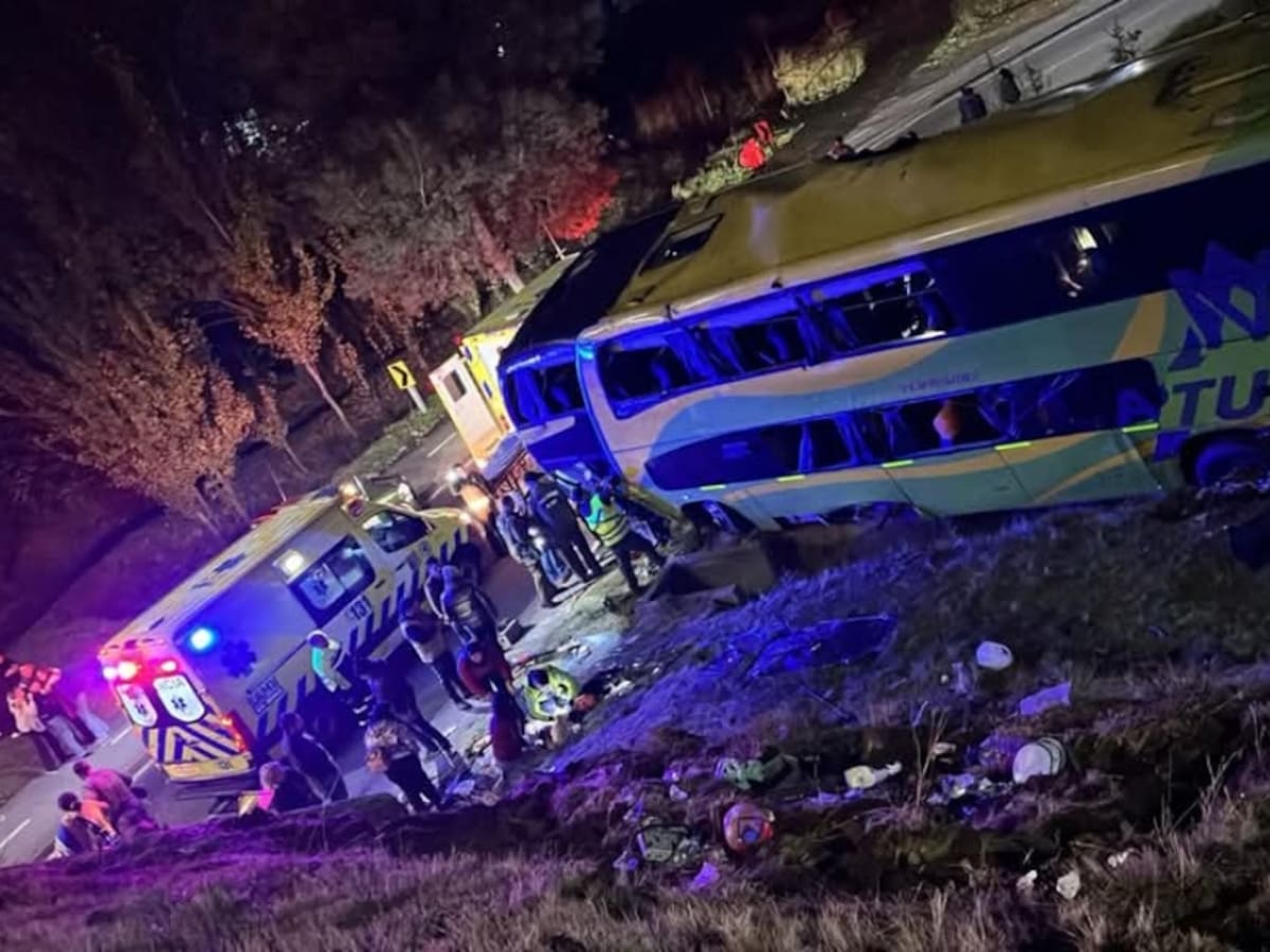 Fatal accidente de tránsito en Curicó: un muerto y más de 20 heridos deja choque entre bus y auto