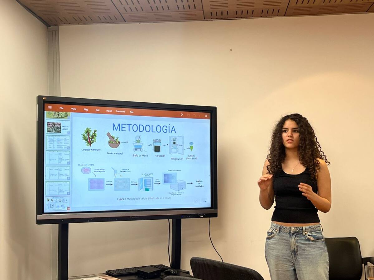 “Es un orgullo”: estudiante de básica es premiada por investigación de planta nativa y su potencial contra el cáncer pulmonar