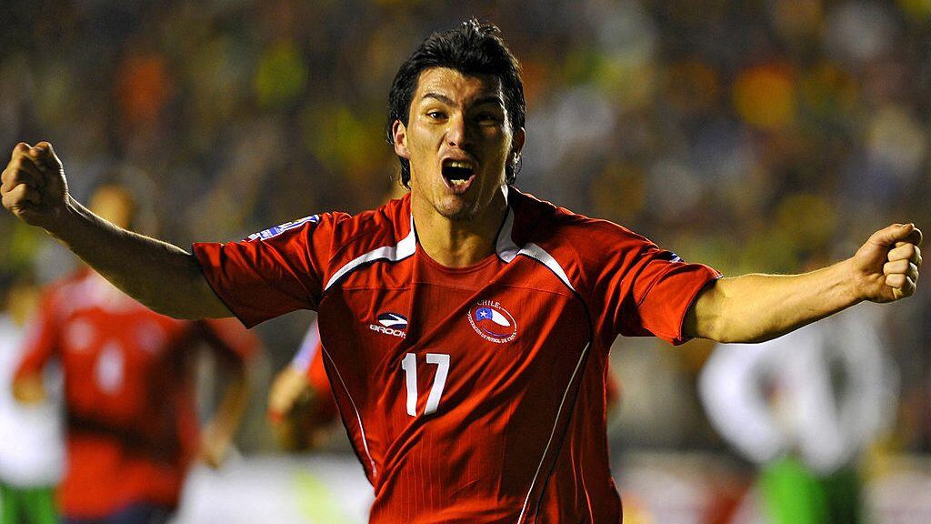 Chile's Gary Medel celebrates after scoring against Bolivia during their FIFA World Cup South Africa 2010 qualifier football match at Herando Siles stadium in La Paz on June 15, 2008. AFP PHOTO/Aizar Raldes (Photo credit should read AIZAR RALDES/AFP via Getty Images)