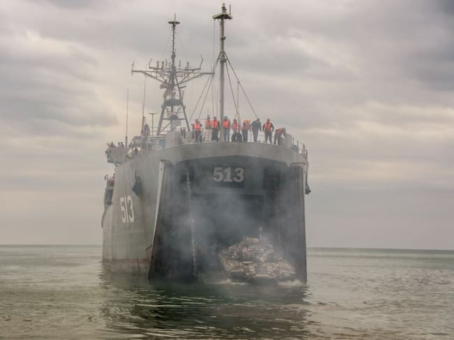 Las fuerzas armadas de Irán desarrollan ejercicios militares en las costas del Golfo de Omán.