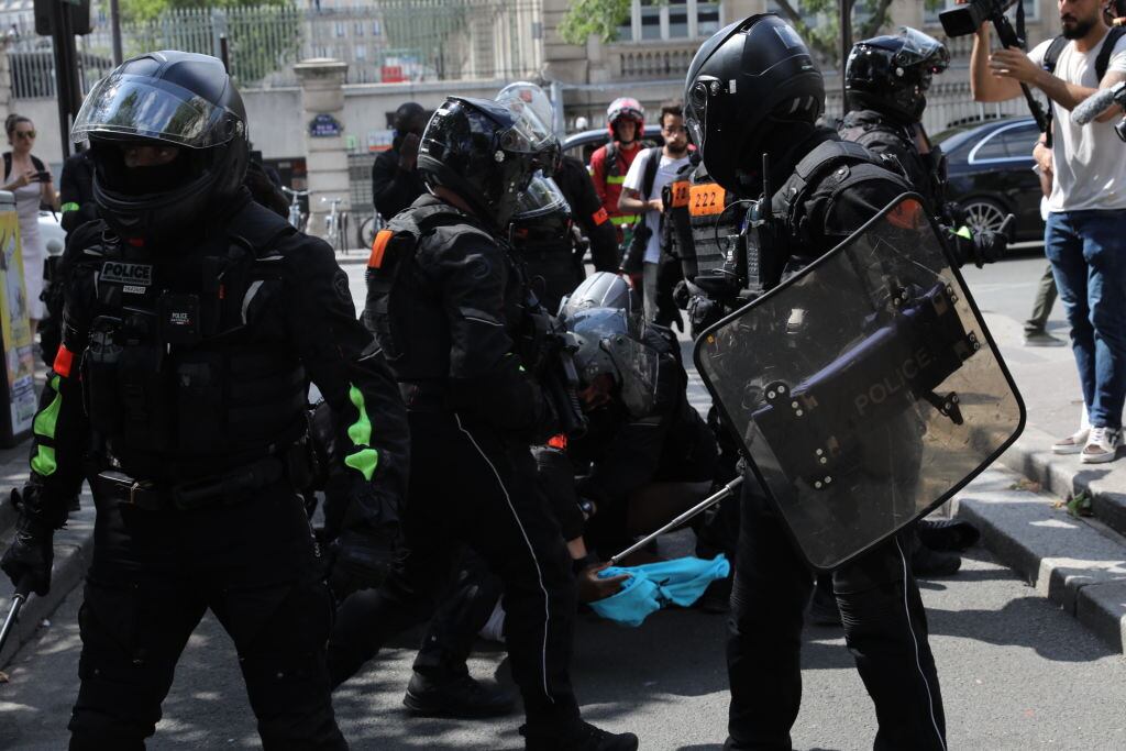 Policía de Francia reprime a manifestantes que rechazan el racismo