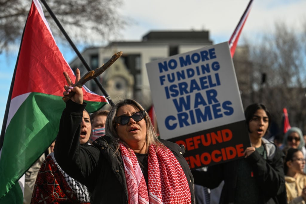Un grupo de personas en la ciudad de Edmonton protesta contra los ataques de Israel sobre la Franja de Gaza en Palestina.