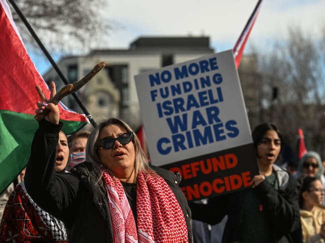 Un grupo de personas en la ciudad de Edmonton protesta contra los ataques de Israel sobre la Franja de Gaza en Palestina.