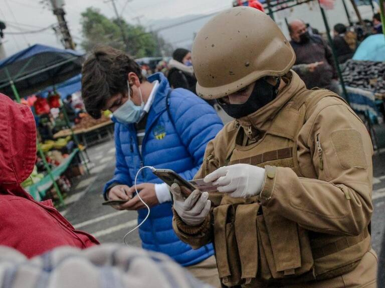 20 de JUNIO de 2020/RANCAGUAUn militar fiscaliza a compradores de una feria durante el primer dia de cuarentena total por pandemia de covid-19 
FOTO:MATÍAS ARTIGAS/AGENCIAUNO