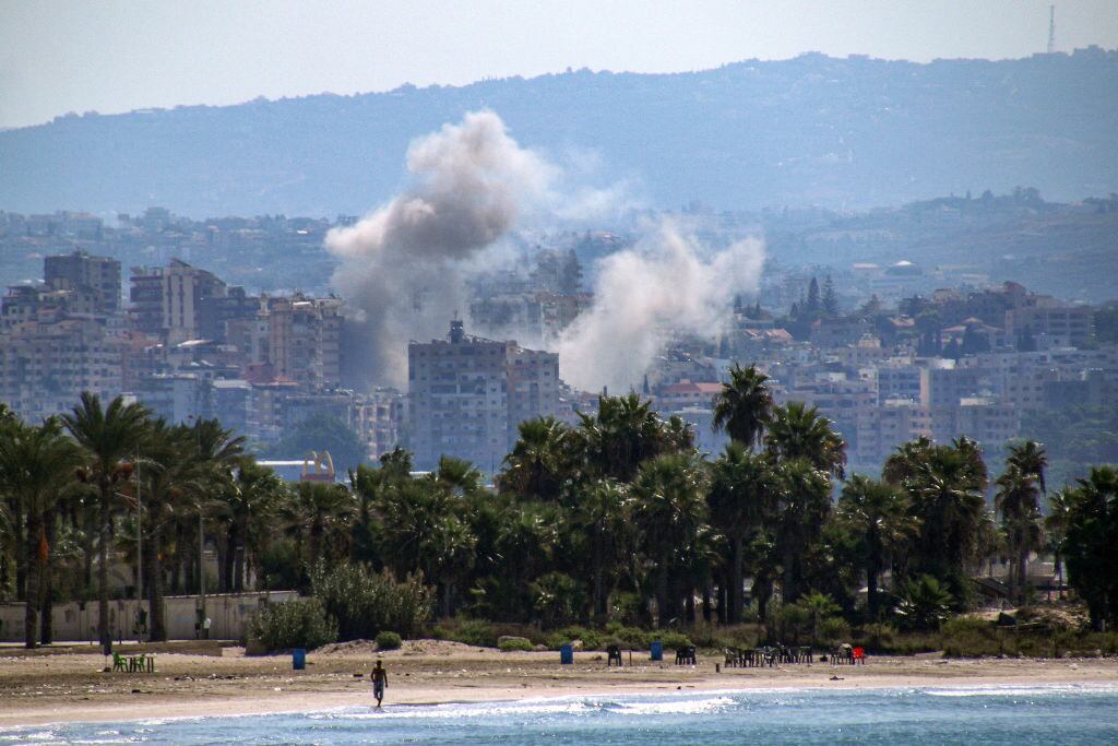 El humo sube tras un ataque aéreo de Israel en contra de la localidad de Tyre en el sur del Líbano