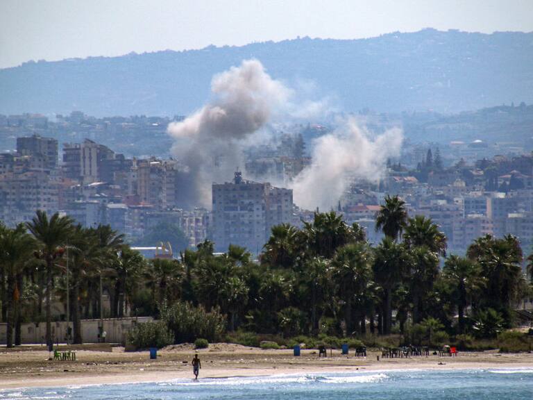 El humo sube tras un ataque aéreo de Israel en contra de la localidad de Tyre en el sur del Líbano