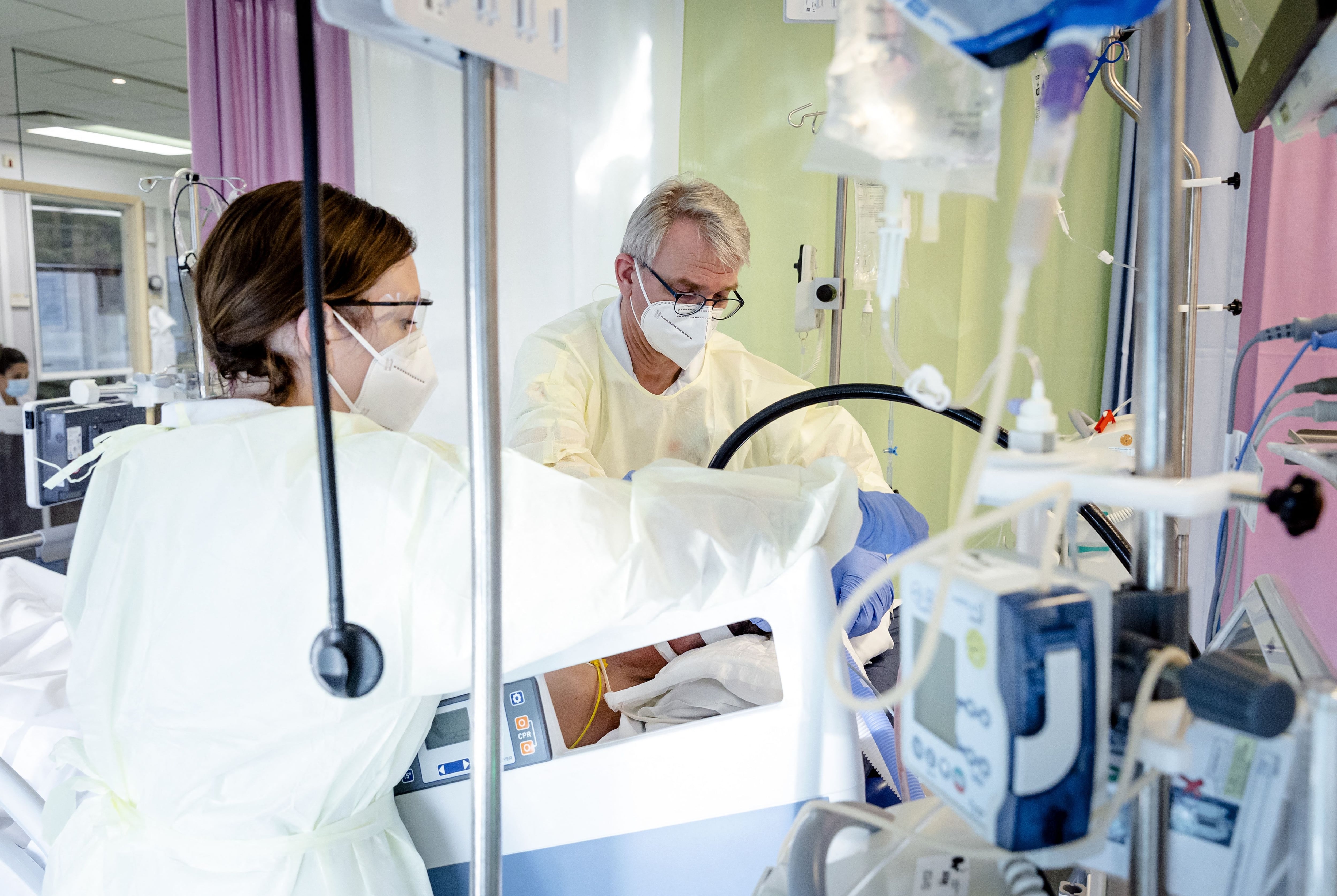 Equipo médico atiende a un paciente con Covid-19 en Holanda