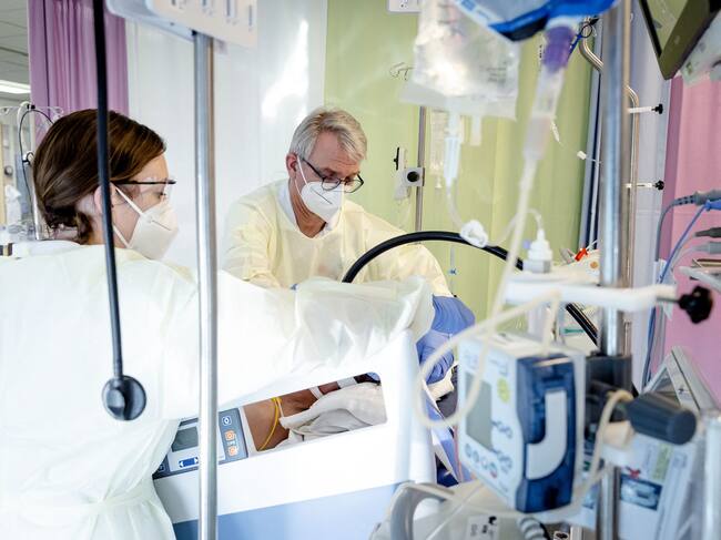 Equipo médico atiende a un paciente con Covid-19 en Holanda